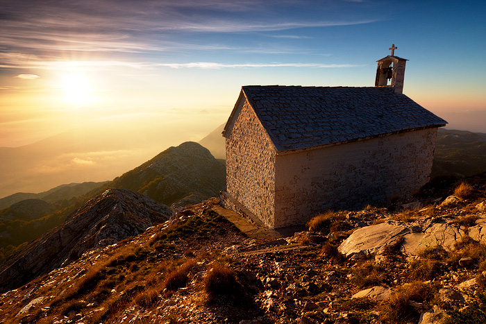  Fotografie Zlaté hory - Zlatě zbarvená krajina v chorvatských horách Biokovo.