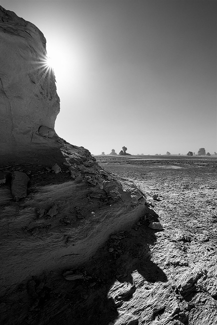  Fotografie Bílá poušť, Egypt - Ranní slunce za jedním z mnoha útvarů v Bílé poušti (White Desert) nedaleko oázy Farafra.