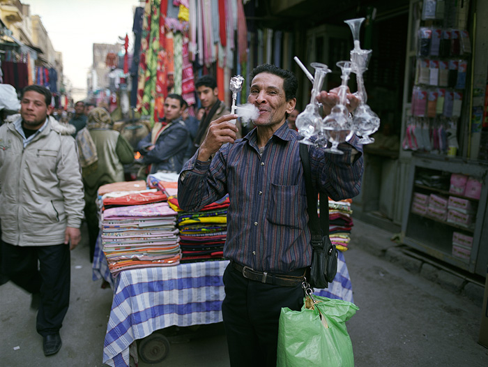  Fotografie Muž prodávající malé vodní dýmky na káhirském tržišti.