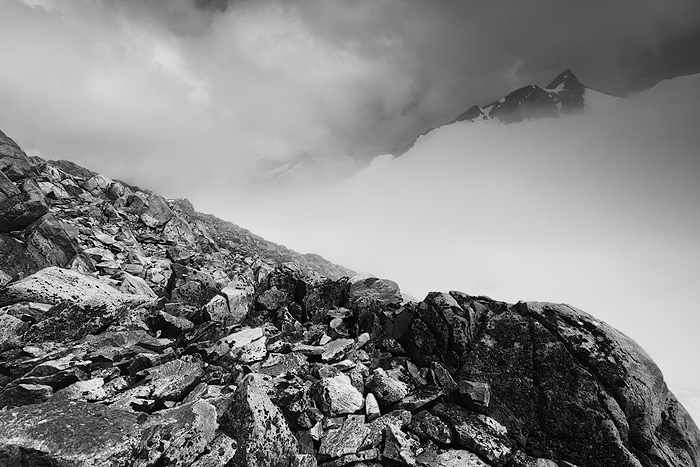  Fotografie Ledovec v mracích, Rakouské Alpy - Foceno kousek od chaty Brandenburger Haus v Ötztalských alpách. V údolí se rozkládá ledovec Gepatschferner a za ním vystupuje z mraků vrchol Hintereis Spitze.