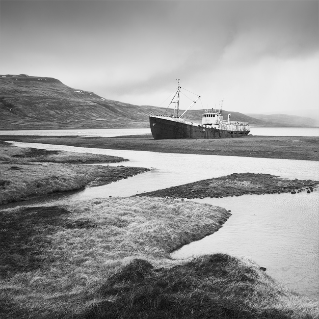 Fotografie Vrak ocelové rybářské lodi na západním pobřeží Isladu.