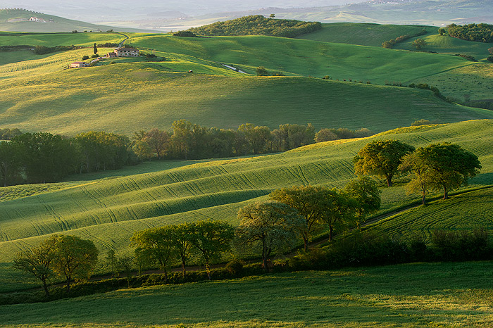  Fotografie Toskánská krajina - Kopcovitá krajina se zemědělskou usedlostí oblasti Crete Senesi jižně od Sieny.