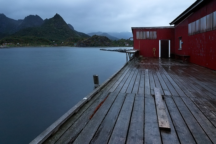  Fotografie Lofoty, Norsko - Místo pro zpracování ryb na norských Lofotech. Lofotské ostrovy patří mezi nejstarší hory na světě a lidé se živí převážně cestovním ruchem a rybolovem.