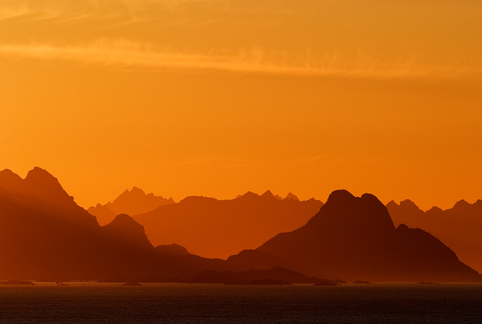  Fotografie Žhavé hory, Norsko - Neuvěřitelný srpnový východ slunce na norských lofotských ostrovech. Poprvé a zatím i naposledy jsem viděl takto rozžhavené skály, které nasvíceny sluncem, doslova hořely.