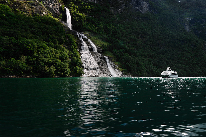  Fotografie Výletní loď, Norsko - Vodopády a výletní loď na nejznámějším norském fjordu Geiranger.