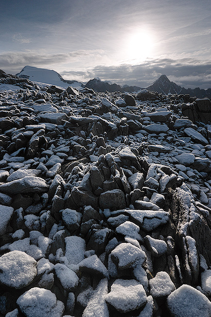 Fotografie Sníh na horách - Sněhem poprášené kameny nad chatou Brandenburger Haus v rakouských horách.