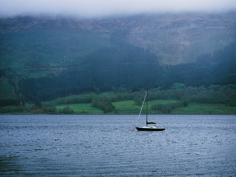  Fotografie Skotsko - Loď na skotském jezeře Loch Leven.