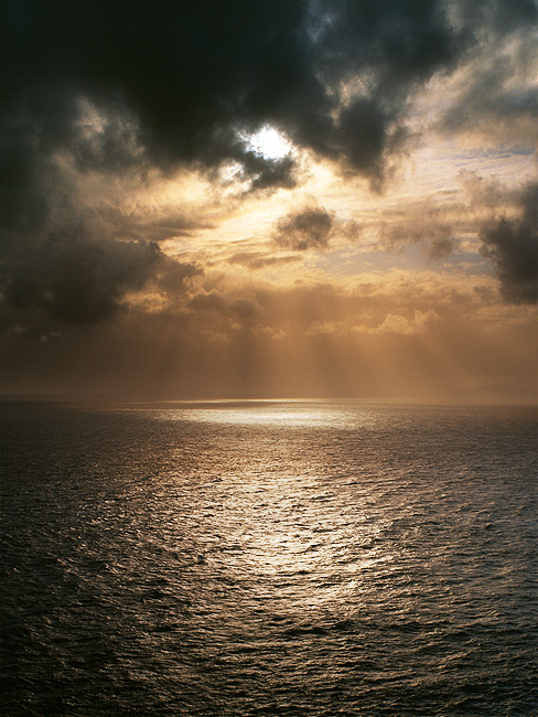  Fotografie Nad mořem - Sluneční paprsky nad mořem.