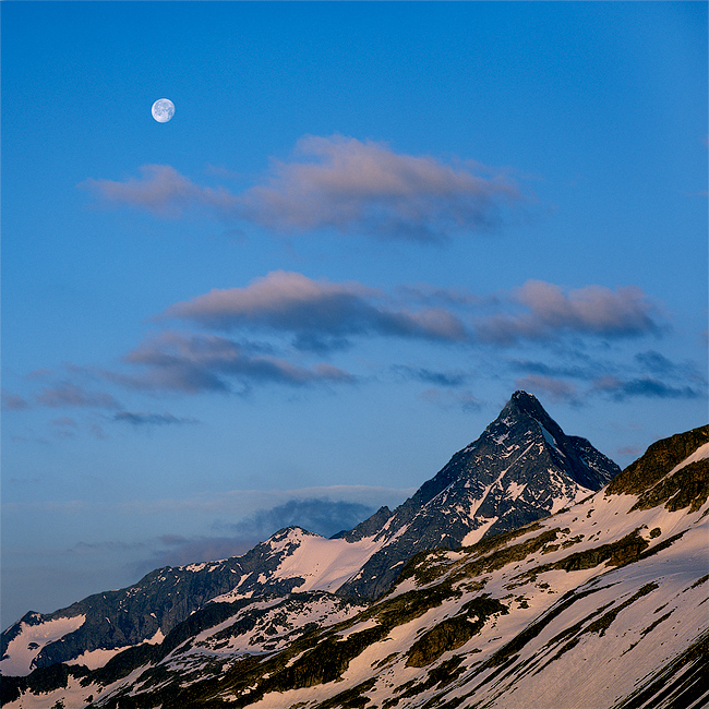  Fotografie Hory a měsíc, Rakouské Alpy - Krajina v Zillertalských Aplách s výhledem na impozantní vrchol Schrammacher vysoký 3410 m. Foceno z vrcholu Petersköpfl 2679 m (trolí hřbitov) nedaleko horské chaty Friesenberghaus.