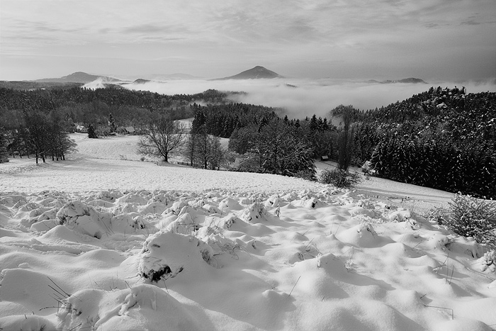  Fotografie Zimní obrázky - Obrázek zimního rána v Českém Švýcarsku z Křížového vrchu.