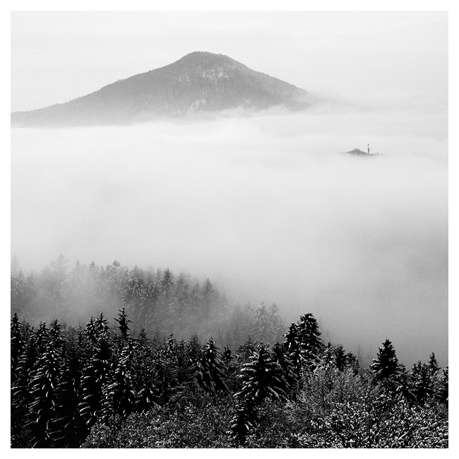  Fotografie Zimní mlhavé ráno - Výhled z Křížového vrchu na zimní mlhavé ráno v národním parku České Švýcarsko.