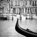 fotografie Gondola - tradiční dřevěná loďka v italských Benátkách 