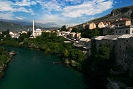 fotografie Mostar - Mostar je město v Bosně a Hercegovině a je pátým největším městem v zemi. Jméno Mostar se odvíjí od místního světoznámého mostu přes řeku Neretvu. 