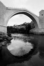 fotografie Most v Mostaru - Název Mostaru vychází z místního světoznámého mostu postaveného roku 1566. 9. listopadu 1993 byl Stari most zničen ve válce a po znovuvystavění roku 2005 znovu zapsán na seznam světového dědictví UNESCO. 