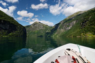 fotografie Geiranger fjord, Norsko - Asi nejkrásnější a nejznámější norský fjord Geiranger se spoustou vodopádů. Díky Golfskému proudu je Geirangerfjord ležící uprostřed pohoří Sunnmöre stále zelený. Geirangerfjord je součástí asi 110 km dlo 