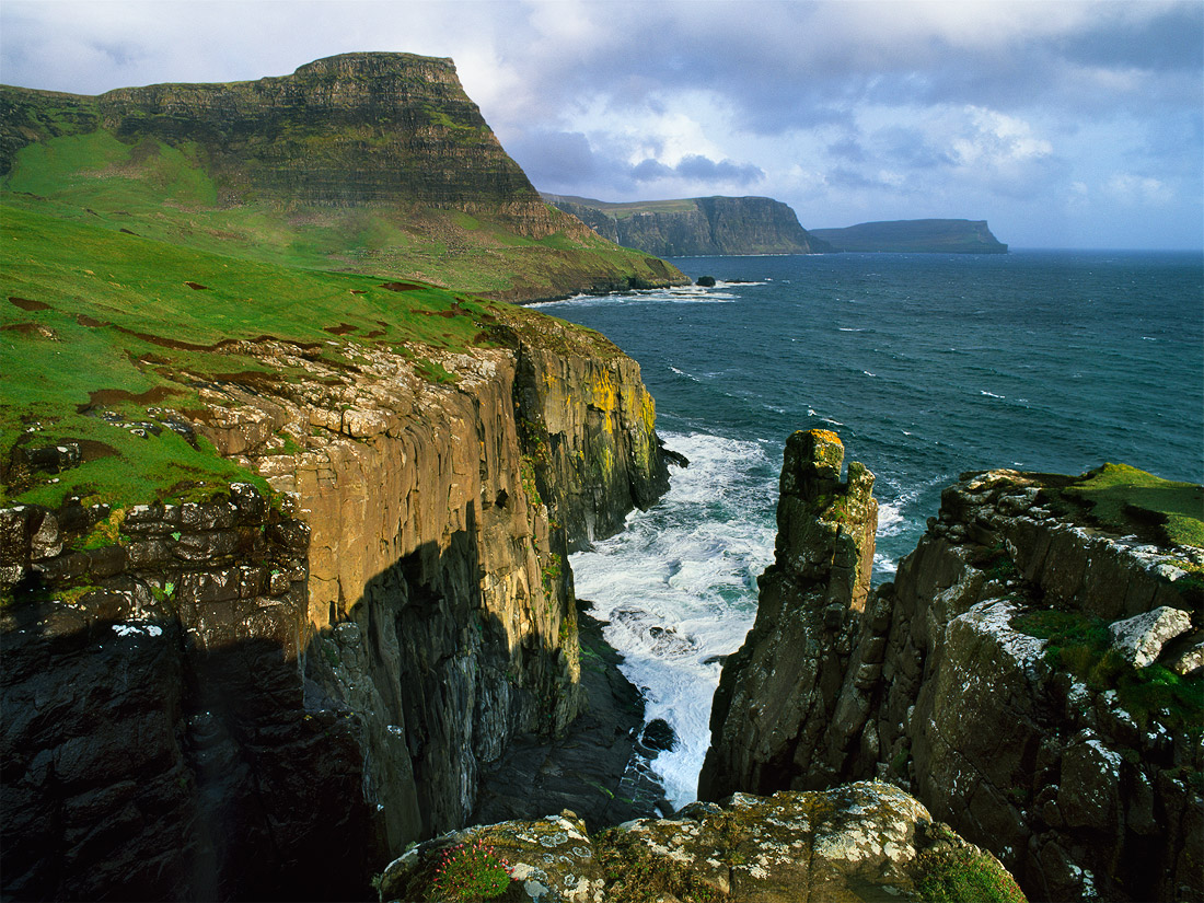  Fotografie Skalnaté pobřeží, Skotsko