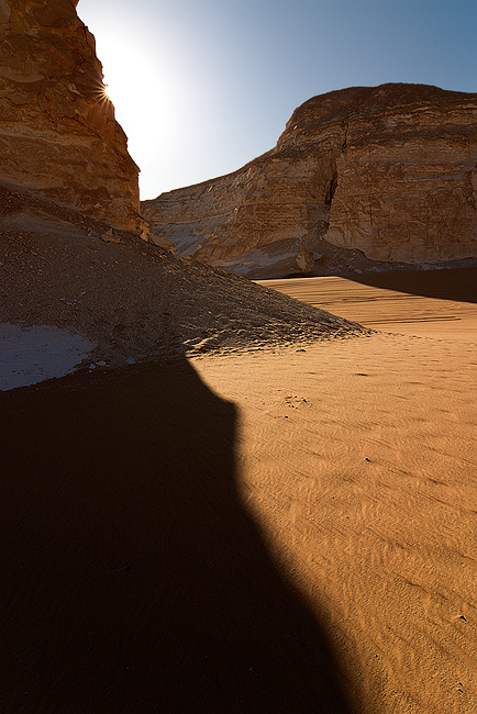  Fotografie Skály v poušti, Egypt - Slunce za skálou v údolí Aqabat.