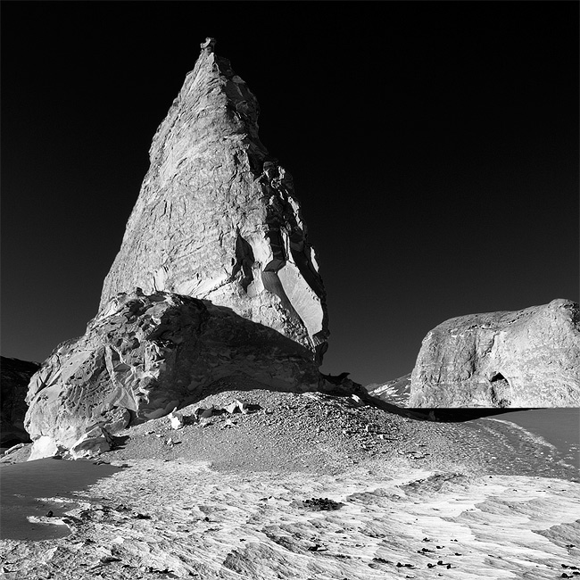  Fotografie Skály v Aqabat, Egypt - Skalní jehla v údolí Aqabat.