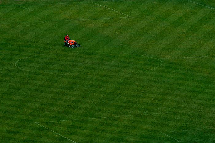  Fotografie Fotbalové hřiště - Údržba trávníku stadionu na Sihoti v slovenském městě Trenčín.