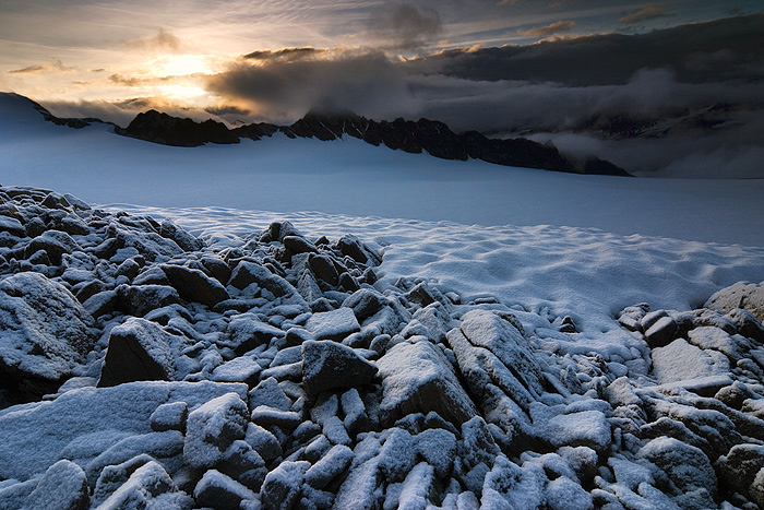  Fotografie Východ slunce na horách, Rakouské Alpy - Ranní krajina nad chatou Brandenburger Haus v rakouských Alpách. V pozadí je na fotografii vidět ledovec Gepatschferner.