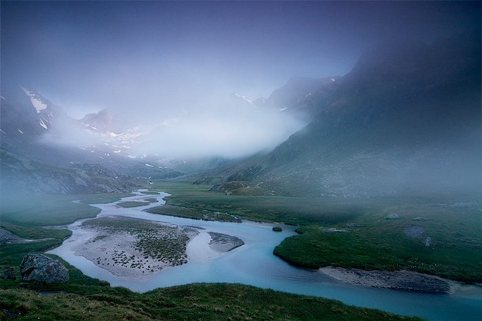  Fotografie Ranní hory v mracích, Rakouské Alpy - Krajina s rašeliništěm Hohe Moos a ledovcovým potokem u horské chaty Neue Regensburger Hütte.