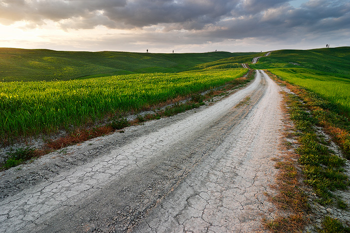  Fotografie Západ slunce, Toskánsko - Toskánská cesta v podvečerním světle v nádherné oblasti Crete Senesi.