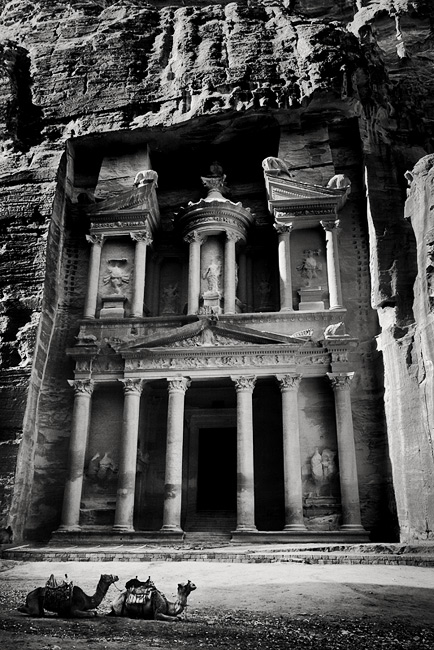  Fotografie Jordánsko, skalní město Petra - Nejznámější stavba skalního města Patra, Faraonova královská pokladnice (Chaznat). Skalní město Petra se rozkládá uprostřed vysokých až stometrových skal a je přístupná pouze úzkou skalní soutěskou