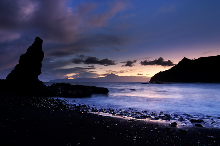  Fotografie Kanárské ostrovy, ostrov La Gomera - Ráno na pláži Playa de la Caleta Beach s černým pískem v oblasti Hermigua na severovýchodní straně ostrova La Gomera.
