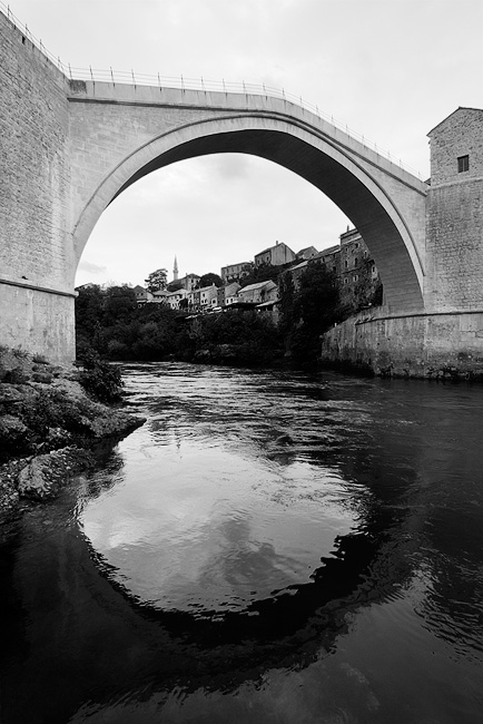  Fotografie Most v Mostaru - Název Mostaru vychází z místního světoznámého mostu postaveného roku 1566. 9. listopadu 1993 byl Stari most zničen ve válce a po znovuvystavění roku 2005 znovu zapsán na seznam světového dědictví UNESCO.