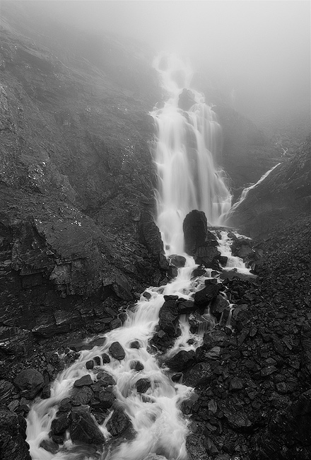  Fotografie Vodopád u cesty trolů, Norsko - Kaskádovitý vodopád Stigfossen vysoký 320 metrů u cesty trolů.