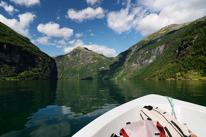  Fotografie Geiranger fjord, Norsko - Asi nejkrásnější a nejznámější norský fjord Geiranger se spoustou vodopádů. Díky Golfskému proudu je Geirangerfjord ležící uprostřed pohoří Sunnmöre stále zelený. Geirangerfjord je součástí asi 110 km dlo