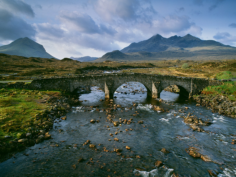  Fotografie Ostrov Skye - Kamenný most přes řeku v údolí Glen Sligachan na skotském ostrově Skye. V pozadí je vidět část pohoří Cuillin.
