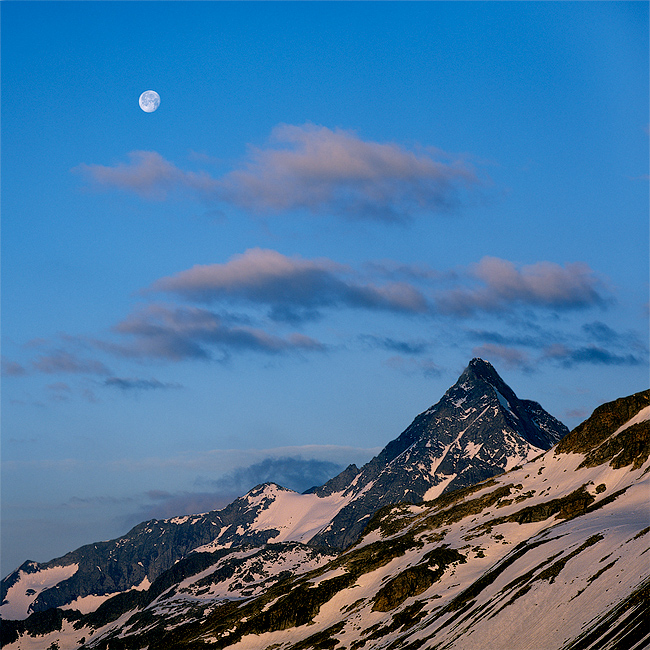  Fotografie Hory a měsíc, Rakouské Alpy - Krajina v Zillertalských Aplách s výhledem na impozantní vrchol Schrammacher vysoký 3410 m. Foceno z vrcholu Petersköpfl 2679 m (trolí hřbitov) nedaleko horské chaty Friesenberghaus.