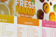 fotografie Logo a grafika stánku fresh juice baru FRESH MANIA. 